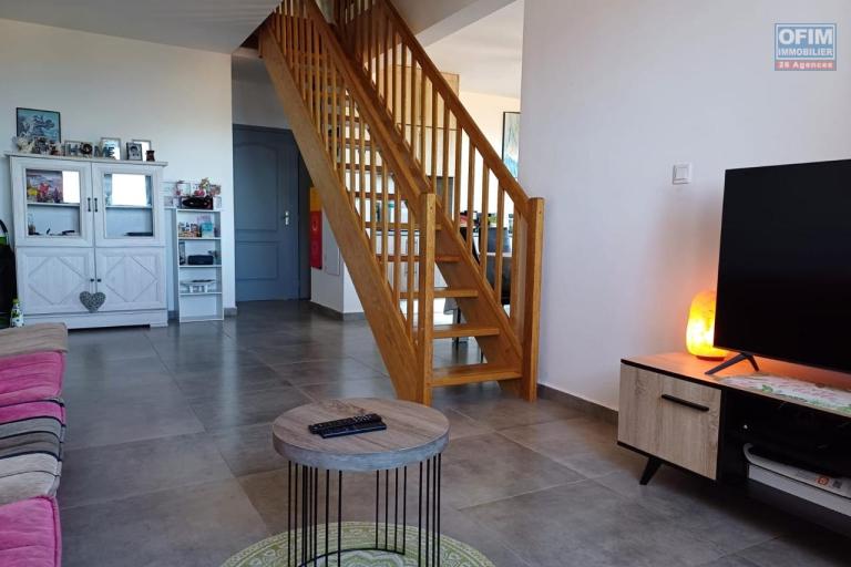 A LOUER VASTE ET SUPERBE APPARTEMENT T4 EN DUPLEX FONDS GENERESE SAINT GILLES LES HAUTS