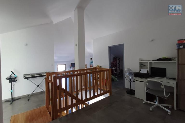 A LOUER VASTE ET SUPERBE APPARTEMENT T4 EN DUPLEX FONDS GENERESE SAINT GILLES LES HAUTS