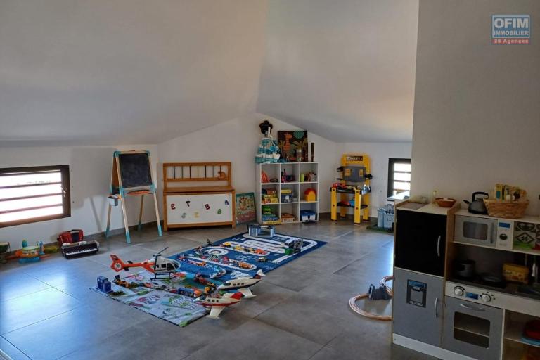 A LOUER VASTE ET SUPERBE APPARTEMENT T4 EN DUPLEX FONDS GENERESE SAINT GILLES LES HAUTS