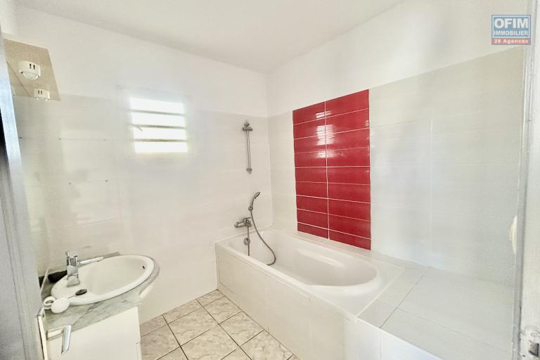 &Agrave; louer &ndash; Bas de maison - F3 de 65,28 m&sup2; avec jardin - Sainte-Marie