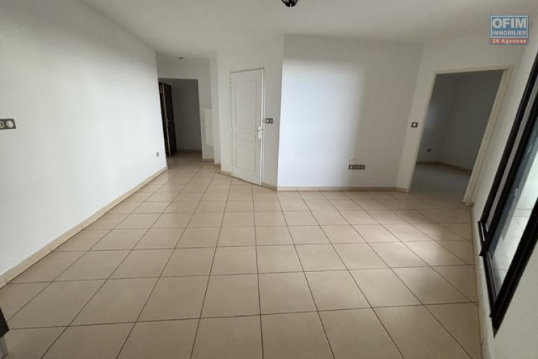en vente T2 dans la residence Lobellia à Ste Clotilde proche de toutes les commodités .