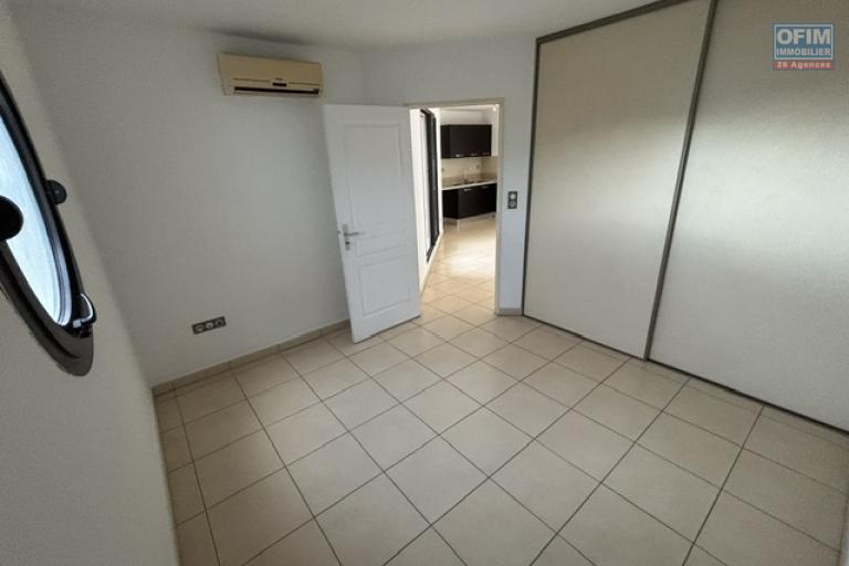 en vente T2 dans la residence Lobellia à Ste Clotilde proche de toutes les commodités .