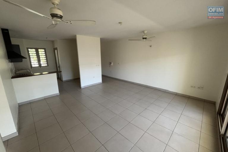 A vendre à Ste Clotilde quartier Technopole, bel appartement T3 avec grande varangue