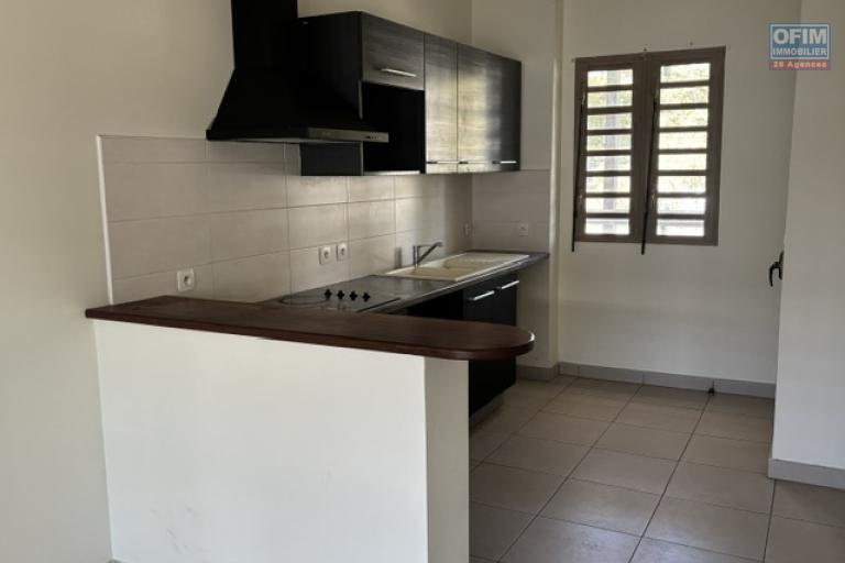 A vendre à Ste Clotilde quartier Technopole, bel appartement T3 avec grande varangue