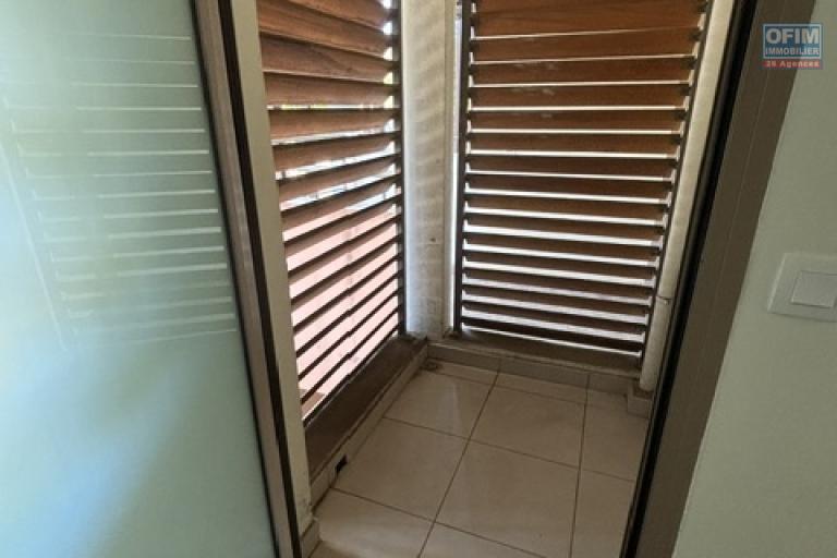A vendre à Ste Clotilde quartier Technopole, bel appartement T3 avec grande varangue