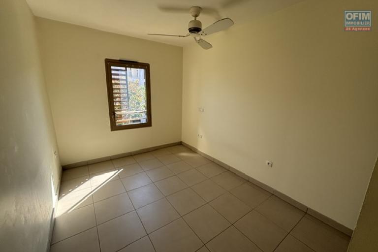 A vendre à Ste Clotilde quartier Technopole, bel appartement T3 avec grande varangue