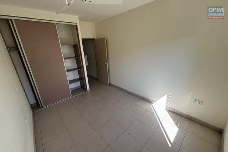 A vendre à Ste Clotilde quartier Technopole, bel appartement T3 avec grande varangue
