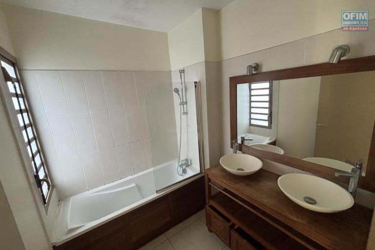 A vendre à Ste Clotilde quartier Technopole, bel appartement T3 avec grande varangue