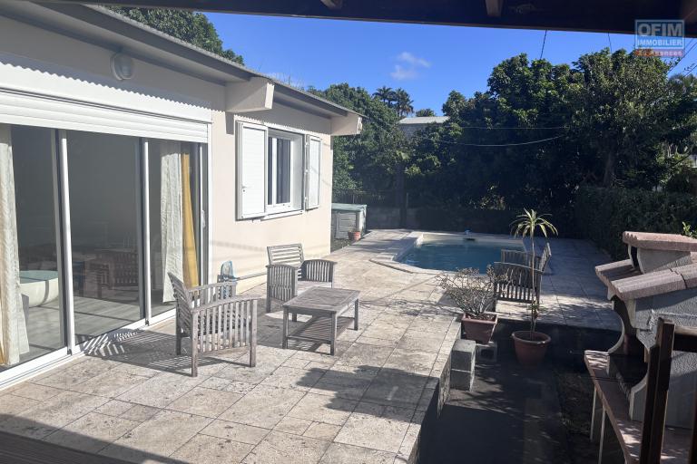 A LOUER Charmante maison MEUBLEE de type F4/5 avec PISCINE à SAINT-GILLES LES H...