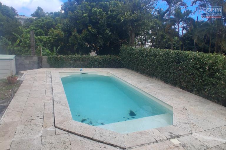 A LOUER Charmante maison MEUBLEE de type F4/5 avec PISCINE &agrave; SAINT-GILLES LES HAUTS