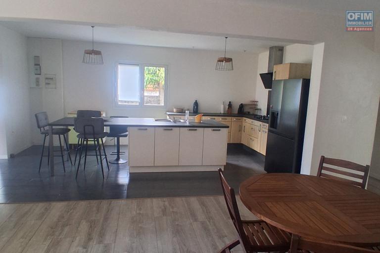 A LOUER Charmante maison MEUBLEE de type F4/5 avec PISCINE &agrave; SAINT-GILLES LES HAUTS - Cuisine