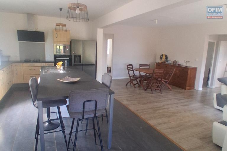 A LOUER Charmante maison MEUBLEE de type F4/5 avec PISCINE &agrave; SAINT-GILLES LES HAUTS - Cuisine et salle &agrave; manger