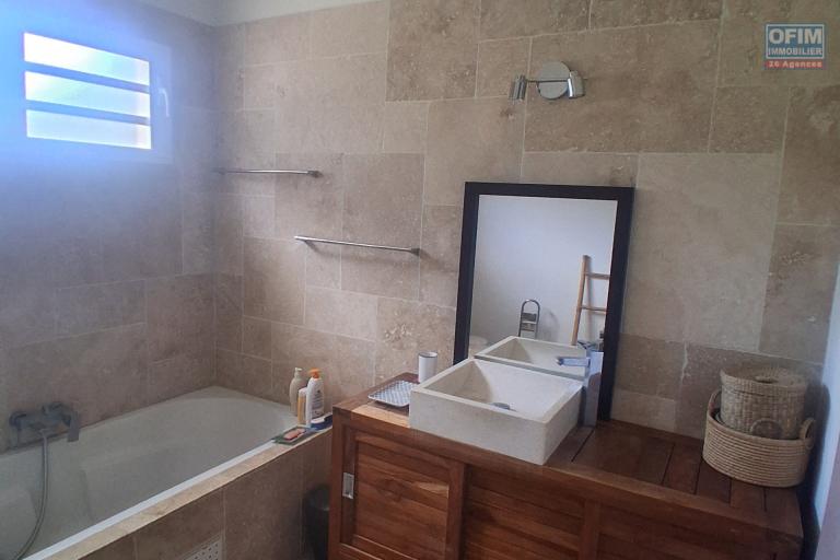 A LOUER Charmante maison MEUBLEE de type F4/5 avec PISCINE &agrave; SAINT-GILLES LES HAUTS - Salle de bain