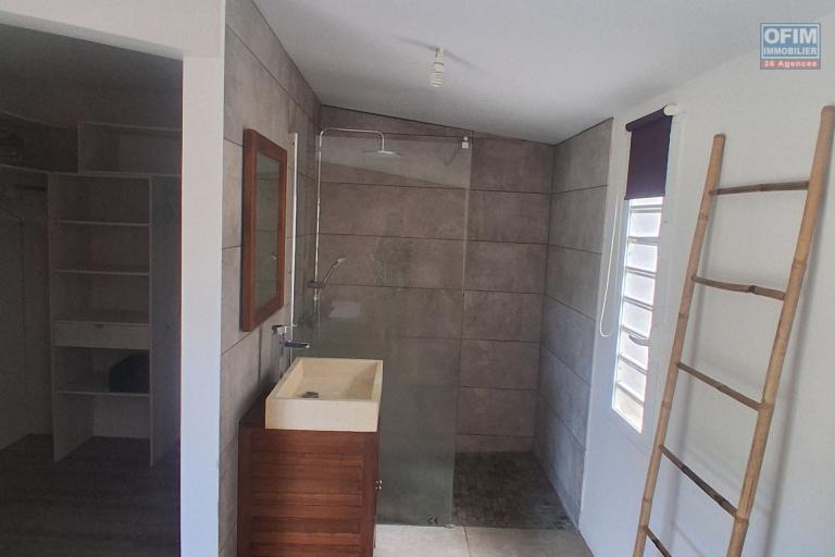 A LOUER Charmante maison MEUBLEE de type F4/5 avec PISCINE &agrave; SAINT-GILLES LES HAUTS - Salle de bain 2