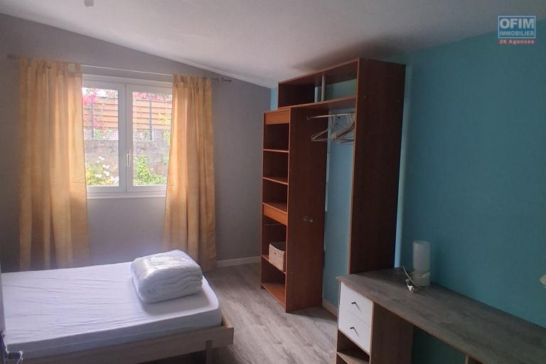 A LOUER Charmante maison MEUBLEE de type F4/5 avec PISCINE &agrave; SAINT-GILLES LES HAUTS - Chambre  1