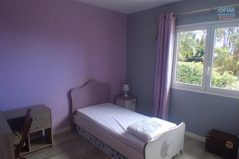 A LOUER Charmante maison MEUBLEE de type F4/5 avec PISCINE &agrave; SAINT-GILLES LES HAUTS - Chambre 2