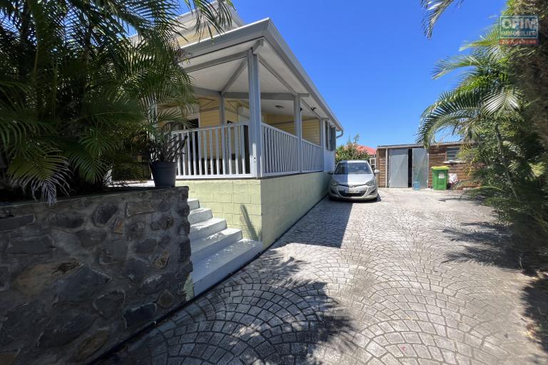 Jolie maison de type F4 en R+1 implantée sur 423 m² de terrain plat avec vue mer et montagne, au calme, sans vis à vis, au fond d'une petite impasse.