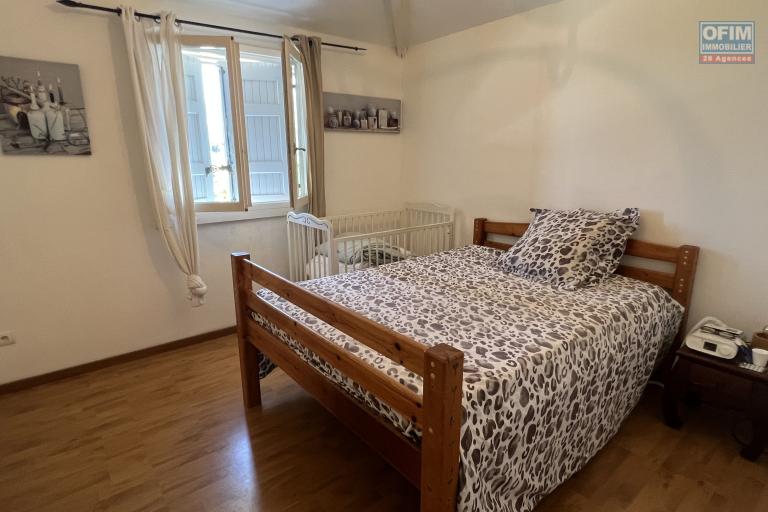 Jolie maison de type F4 en R+1 implantée sur 423 m² de terrain plat avec vue mer et montagne, au calme, sans vis à vis, au fond d'une petite impasse.