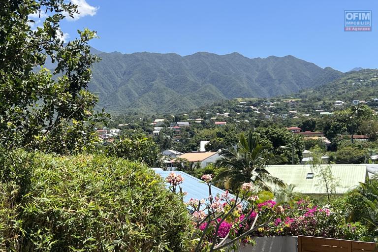 Jolie maison de type F4 en R+1 implantée sur 423 m² de terrain plat avec vue mer et montagne, au calme, sans vis à vis, au fond d'une petite impasse.