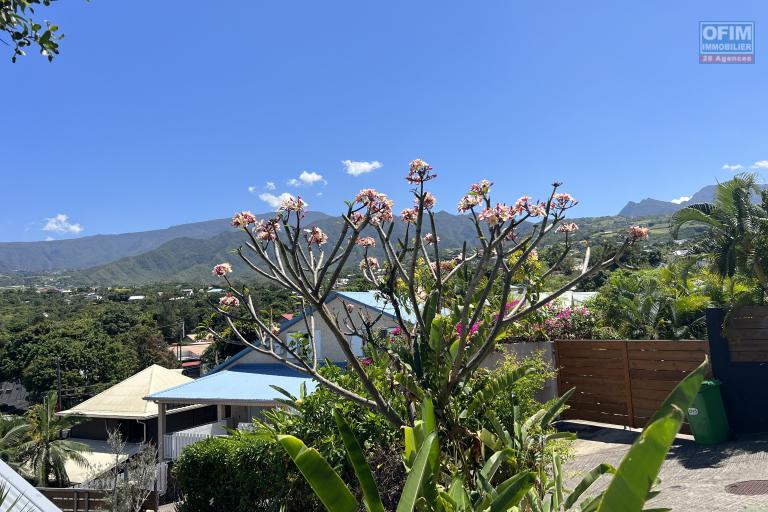 Jolie maison de type F4 en R+1 implantée sur 423 m² de terrain plat avec vue mer et montagne, au calme, sans vis à vis, au fond d'une petite impasse.