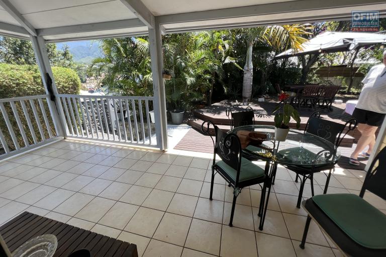 Jolie maison de type F4 en R+1 implantée sur 423 m² de terrain plat avec vue mer et montagne, au calme, sans vis à vis, au fond d'une petite impasse.