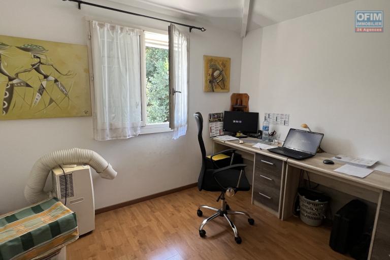 Jolie maison de type F4 en R+1 implantée sur 423 m² de terrain plat avec vue mer et montagne, au calme, sans vis à vis, au fond d'une petite impasse.
