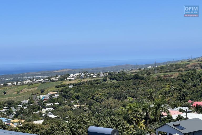 Jolie maison de type F4 en R+1 implantée sur 423 m² de terrain plat avec vue mer et montagne, au calme, sans vis à vis, au fond d'une petite impasse.