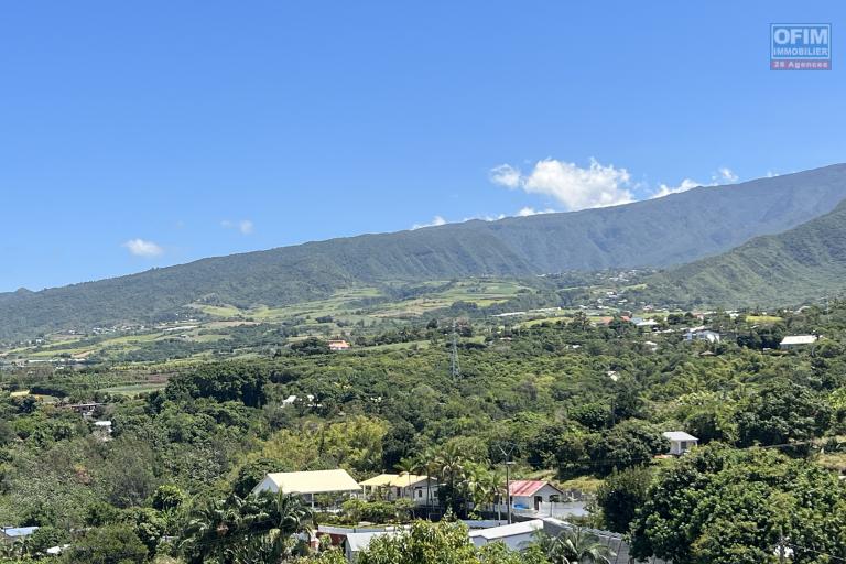 Jolie maison de type F4 en R+1 implantée sur 423 m² de terrain plat avec vue mer et montagne, au calme, sans vis à vis, au fond d'une petite impasse.