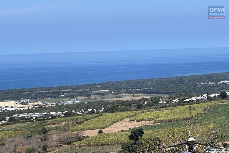 Jolie maison de type F4 en R+1 implantée sur 423 m² de terrain plat avec vue mer et montagne, au calme, sans vis à vis, au fond d'une petite impasse.