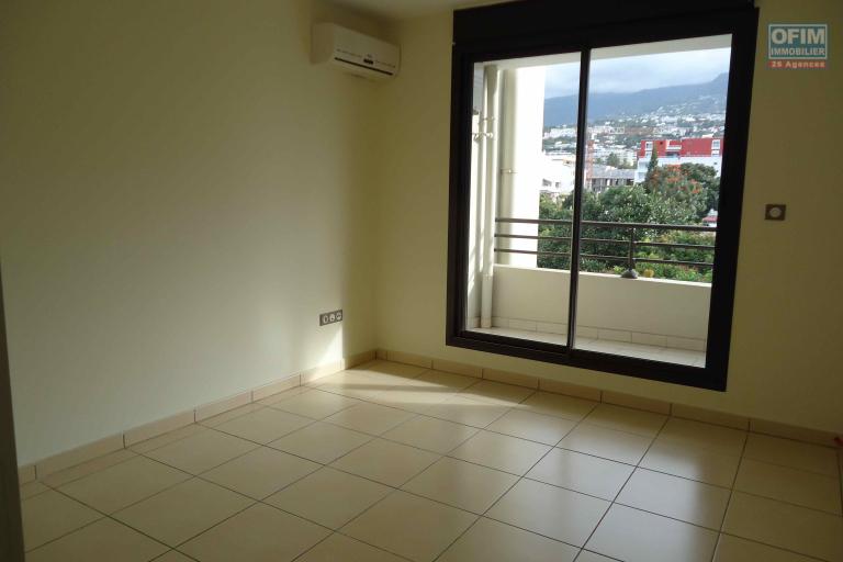 A vendre T2 à Ste Clotilde dans la residence Lobellia dans le bas de la route du bois de nefles .