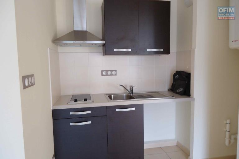 A vendre T2 à Ste Clotilde dans la residence Lobellia dans le bas de la route du bois de nefles .