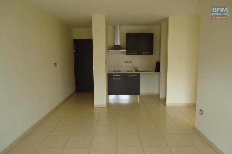 A vendre T2 à Ste Clotilde dans la residence Lobellia dans le bas de la route du bois de nefles .