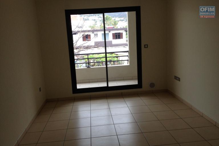 A vendre T2 à Ste Clotilde dans la residence Lobellia dans le bas de la route du bois de nefles .