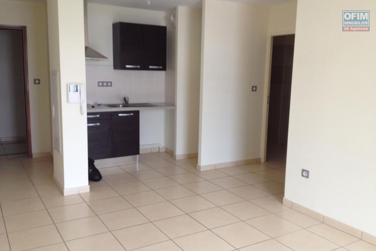 A vendre T2 à Ste Clotilde dans la residence Lobellia dans le bas de la route du bois de nefles .