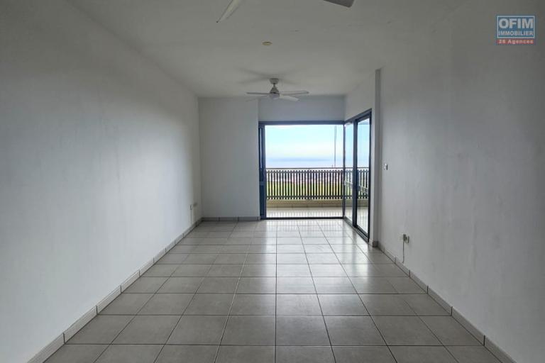 Vente Appartement SAINTE MARIE – photo 3 sur 10 – Séjour avec vue mer