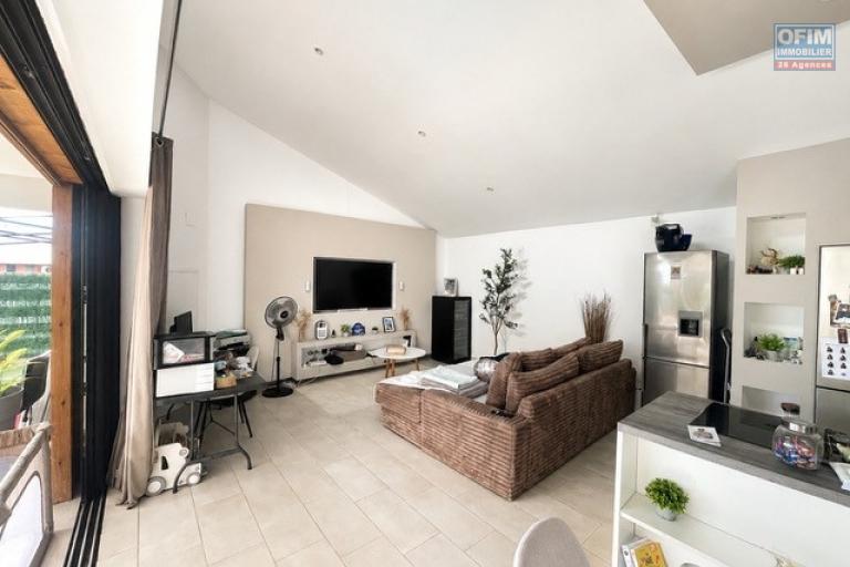 VILLA CONTEMPORAINE AVEC PISCINE ET VUE MER SAINT-PAUL. SANS-SOUCI.