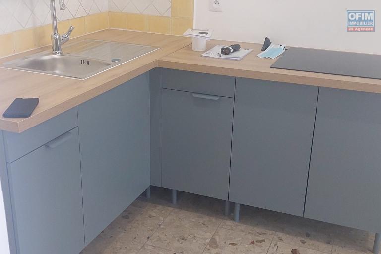 A louer appartement T2 très bien placé à Saint Leu centre - Une cuisine neuve