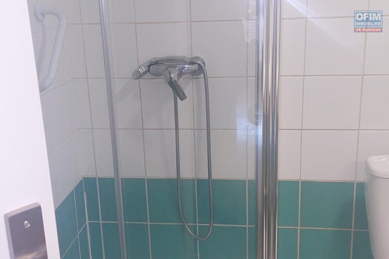 A louer appartement T2 très bien placé à Saint Leu centre - Une douche neuve