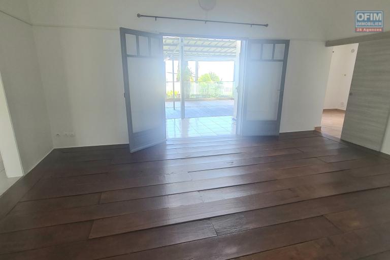 Location Maison / Villa SAINTE MARIE – photo 2 sur 16 – Séjour lumineux