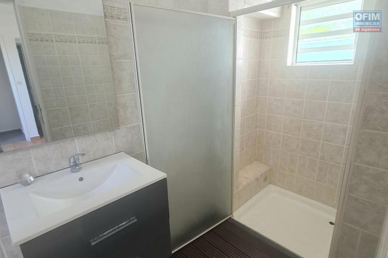 Location Maison / Villa SAINTE MARIE – photo 13 sur 16 – Salle d'eau