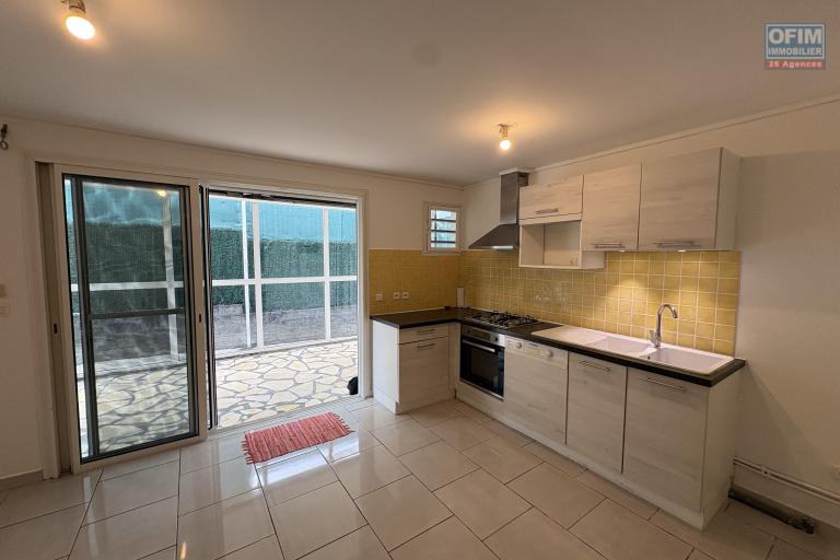 A louer charmant appartement de 2 chambres avec jardin et parking