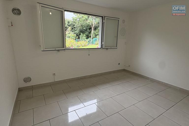 A louer charmant appartement de 2 chambres avec jardin et parking