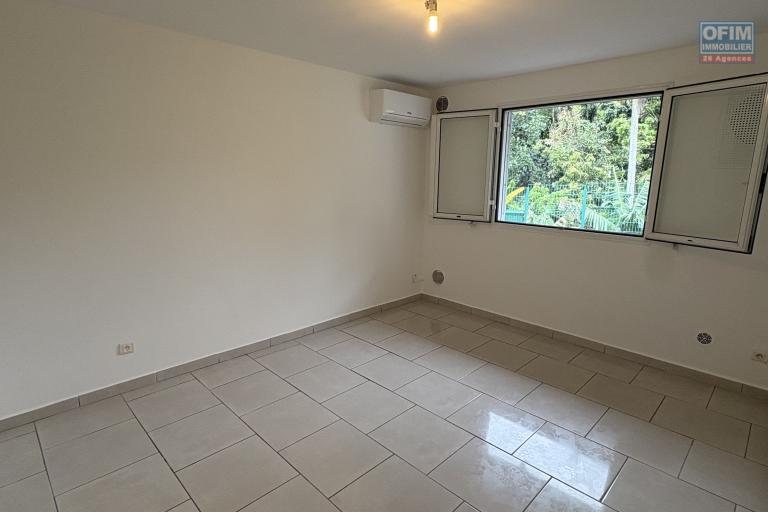 A louer charmant appartement de 2 chambres avec jardin et parking