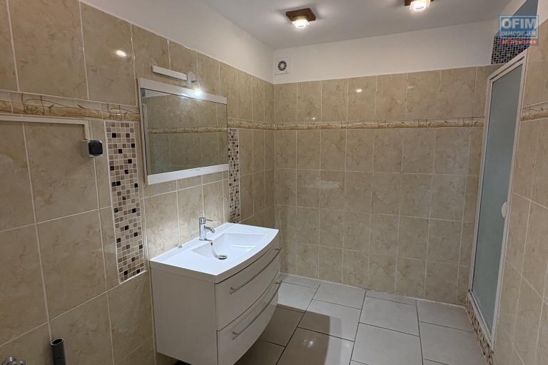 A louer charmant appartement de 2 chambres avec jardin et parking