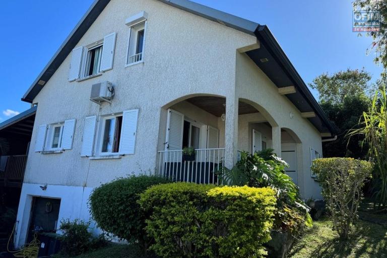 A louer grande et belle villa MEUBLE de type F6 dans un quartier résidentiel calme à Trois Mares le Tampon
