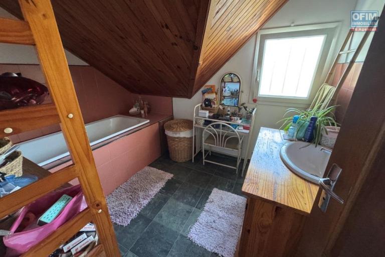 A louer grande et belle villa MEUBLE de type F6 dans un quartier résidentiel calme à Trois Mares le Tampon