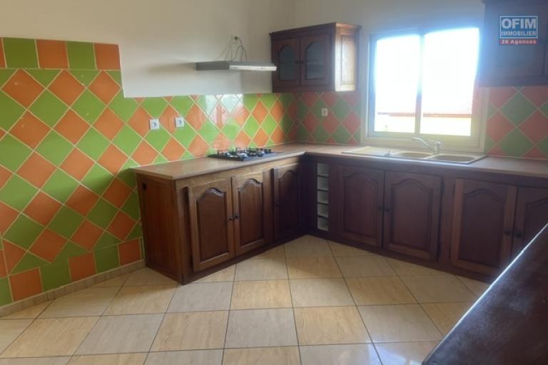 A louer villa F5/6 mitoyenne avec garage au bas des AVIRONS