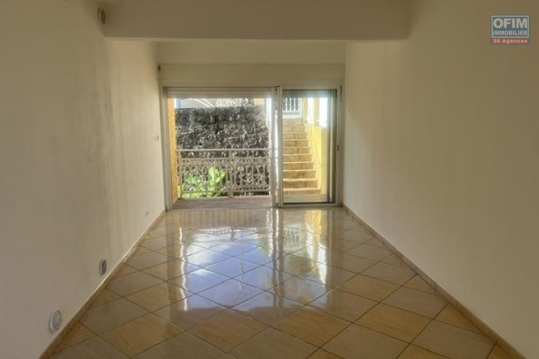 A louer villa F5/6 mitoyenne avec garage au bas des AVIRONS