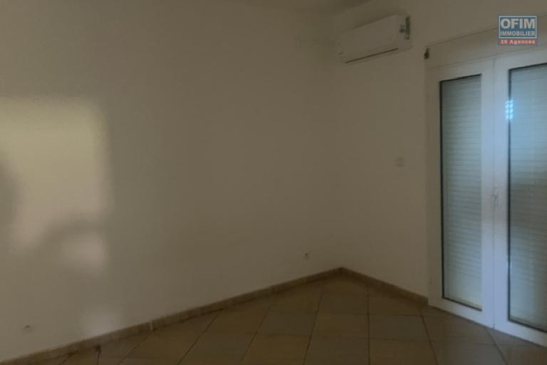 A louer villa F5/6 mitoyenne avec garage au bas des AVIRONS