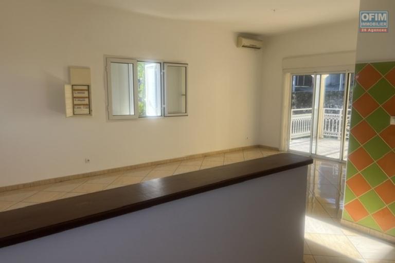A louer villa F5/6 mitoyenne avec garage au bas des AVIRONS